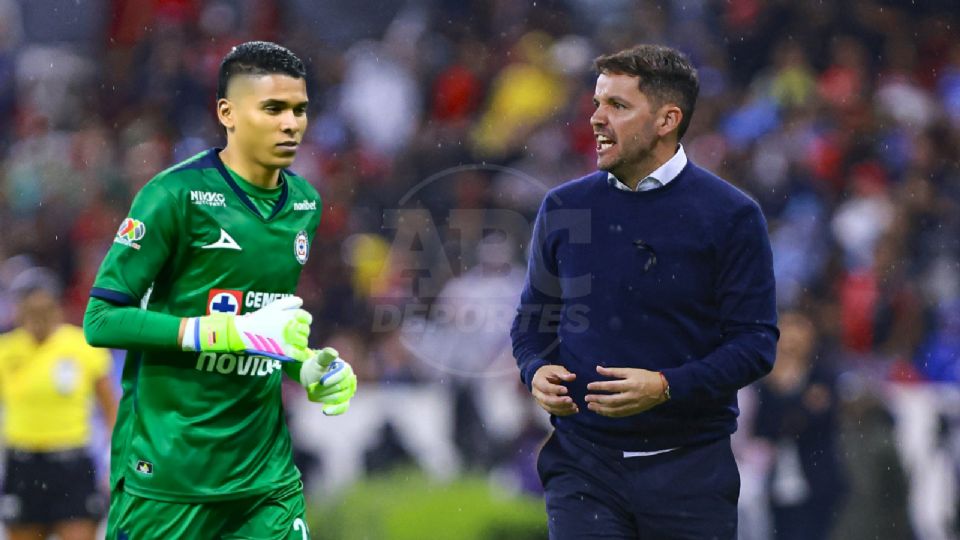 El técnico de Cruz Azul defendió al portero colombiano tras sus fallas ante Atlas y aseguró que sigue confiando en su calidad.