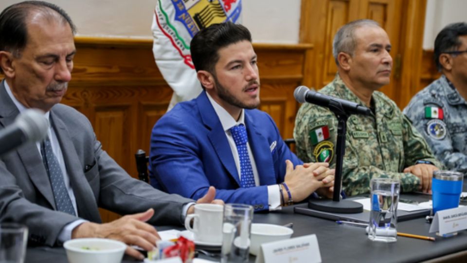 Samuel García, gobernador de Nuevo León, acompañado de autoridades estatales.