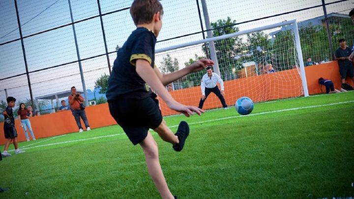 Inauguran cancha de futbol rehabilitada en El Carmen