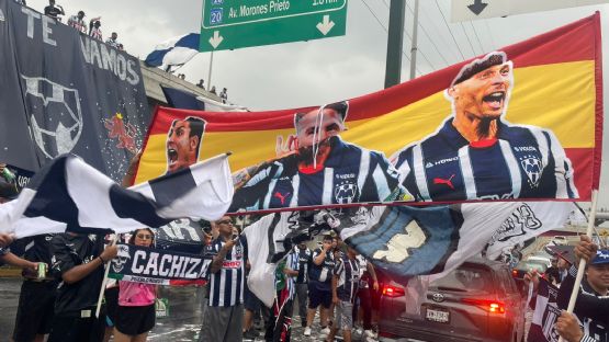 Lluvia no apaga el recibimiento a Rayados por su debut en casa