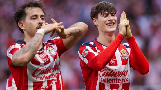 ‘La Hormiga’ González salva a Chivas con doblete en el debut en casa de Milito: 4-3 sobre San Luis
