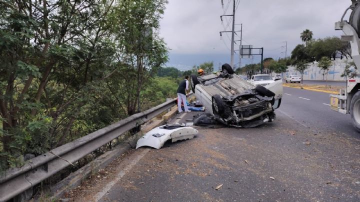 Volcadura en Monterrey deja un hombre lesionado en avenida Constitución