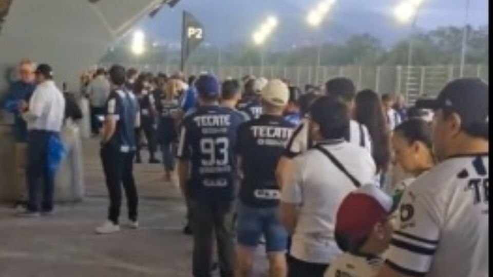 Cientos de aficionados reportaron problemas con el escaneo de sus abonos digitales, lo que les impidió ingresar puntualmente al Gigante de Acero.