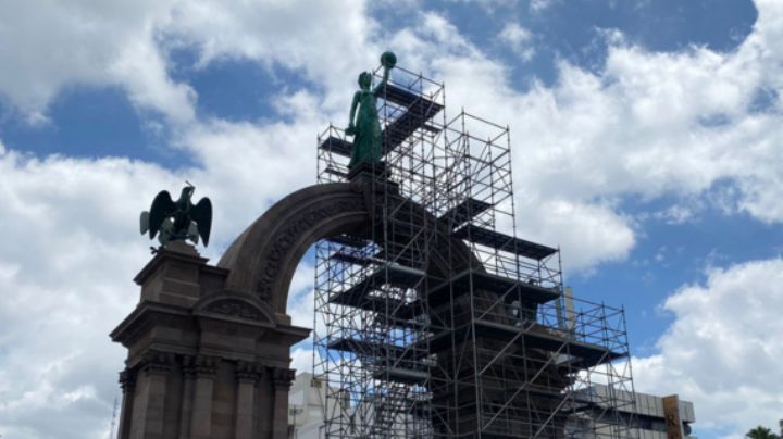 Tras 8 meses, regresan a 'La Mona' al Arco de la Independencia de la avenida Madero