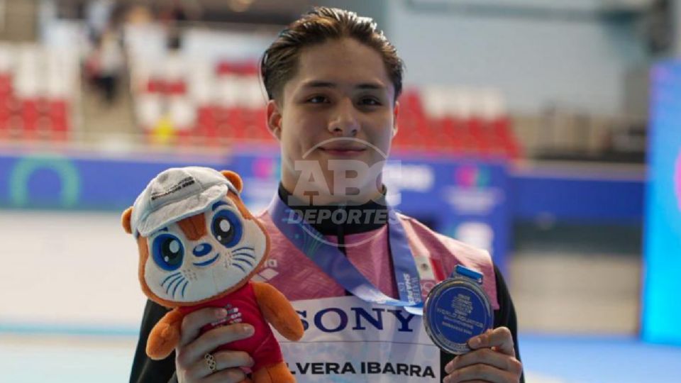 Osmar Olvera celebra su segunda medalla en Singapur 2025.