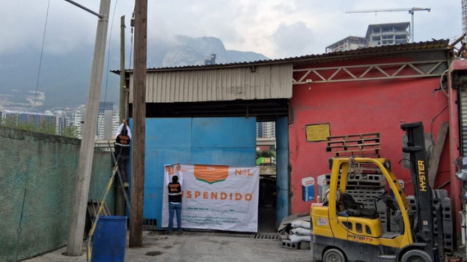 Personal de la Secretaría de Medio Ambiente de Nuevo León colocando sello de clausura.