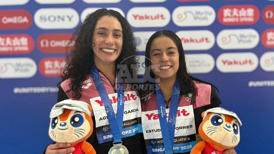 Las mexicanas celebran su histórica plata en saltos sincronizados durante los Mundiales.