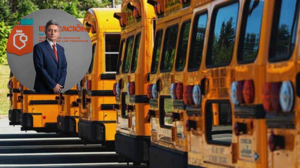 Secretario de Educación de NL evade hablar sobre el transporte escolar obligatorio.