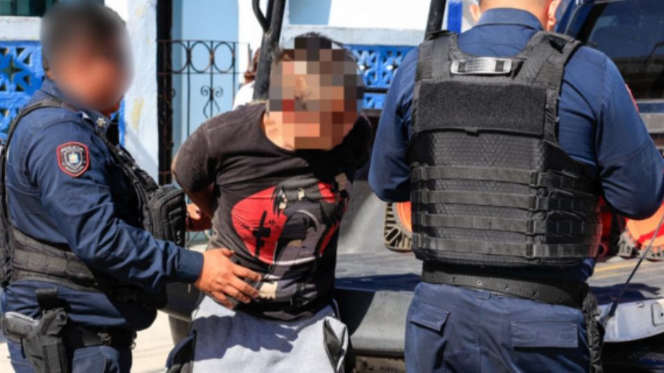 Momento de la detención del hombre por los oficiales.