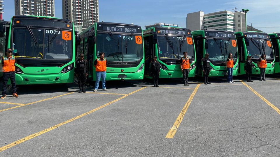 Estado entrega 30 nuevos camiones para la ruta 30 del sector 01 El Barro-Centro.
