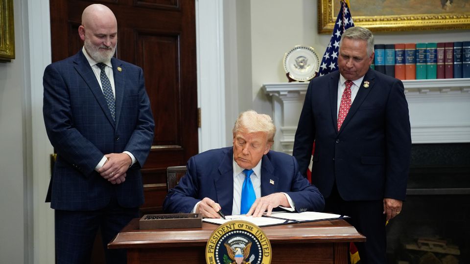 Trump firma orden ejecutiva para aumentar los aranceles a Brasil hasta el 50%.