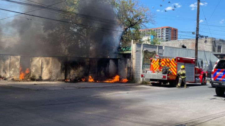 Se incendia terreno baldío en la colonia Obrera, en Monterrey