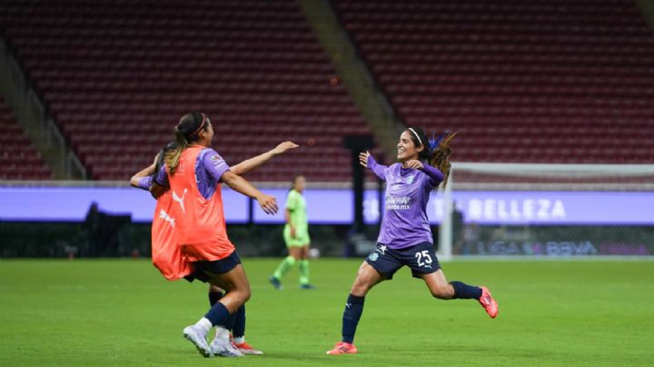 Chivas Femenil vence a Juárez con 10 jugadoras y alcanza al América en la cima del Apertura 2025