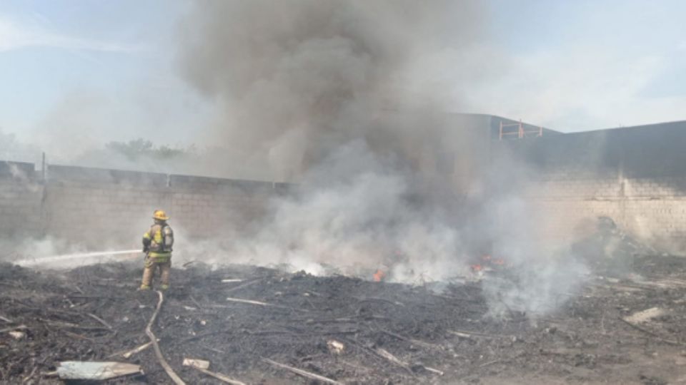 Personal de Protección Civil sofocando incendio.