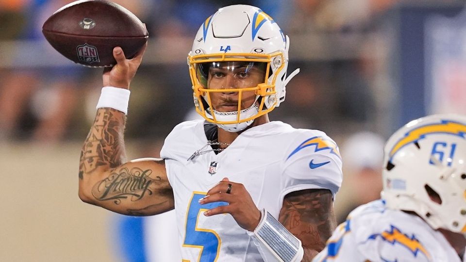 Con dos pases de anotación, Trey Lance lidera la victoria de Los Angeles Chargers en el tradicional juego del Salón de la Fama.