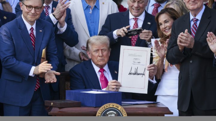 Trump firma plan fiscal y lo califica como su 'mayor victoria'