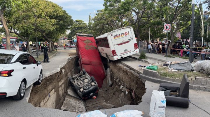 Se abre socavón en Guadalajara y deja tres vehículos caídos
