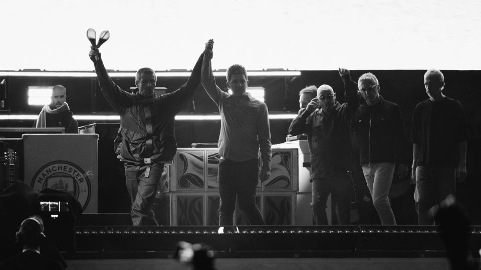 Los hermanos Gallagher salen juntos al escenario | Oasis