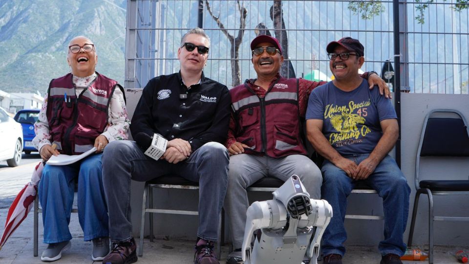 Senador Waldo Fernández (segundo de izquierda a derecha) junto a colaboradores de Morena, un vecino y el perro robot