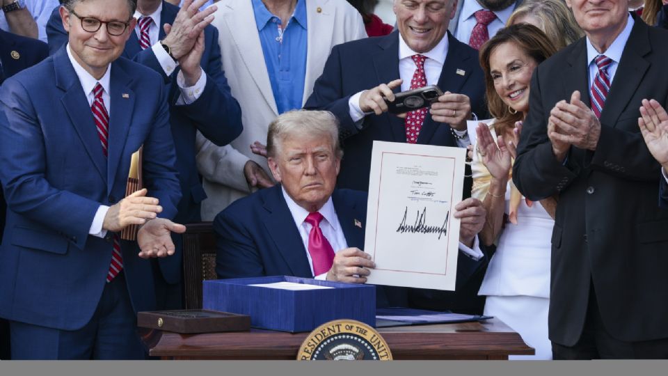 Trump firma plan fiscal y lo califica como su 'mayor victoria'.