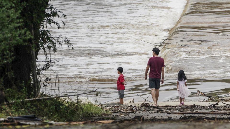 Personas observan el río Guadalupe desbordarse sobre un puente en Kerrville, Texas, Estados Unidos, el 5 de julio de 2025.