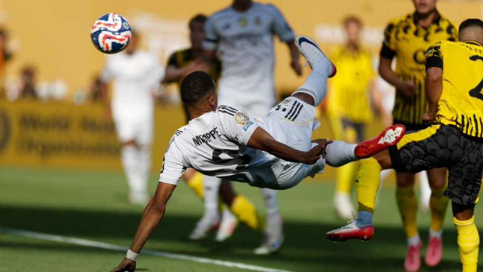 Con goles de Gonzalo García, Fran García y Mbappé, el Madrid venció 3-2 al Dortmund y se cita con el PSG en un duelo estelar.