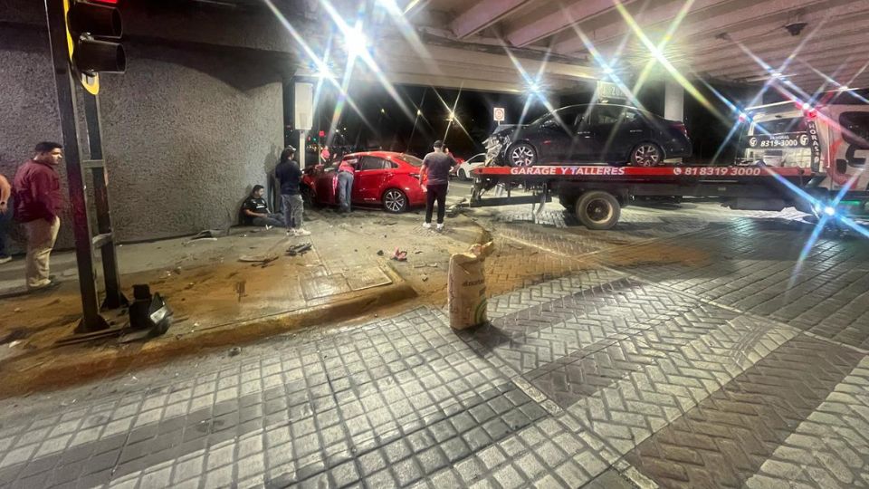 Choque en el centro de Monterrey deja dos personas lesionadas.