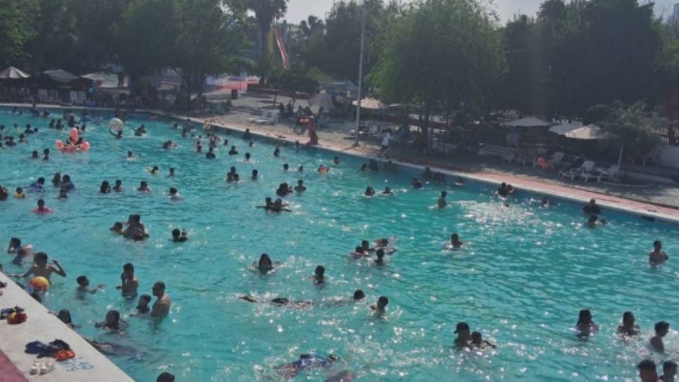 Visitantes en el Parque España de Monterrey.