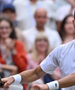 Djokovic remonta y se mete a cuartos de final en Wimbledon