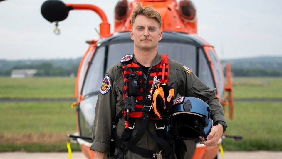 Nadador de la Guardia Costera rescata a 165 personas durante inundaciones en Texas.