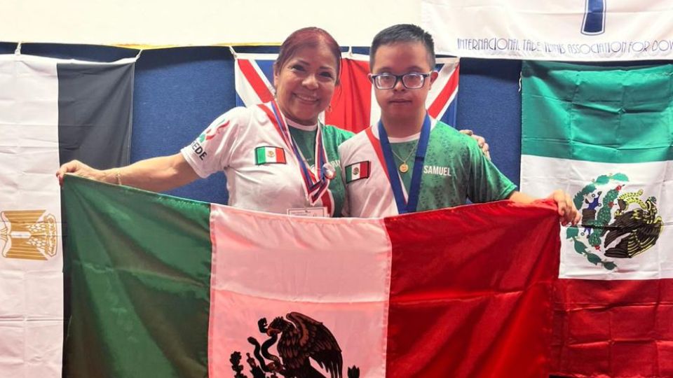 Samuel Ballesteros levanta la bandera de México al concluir su participación en el Mundial de Tenis de Mesa