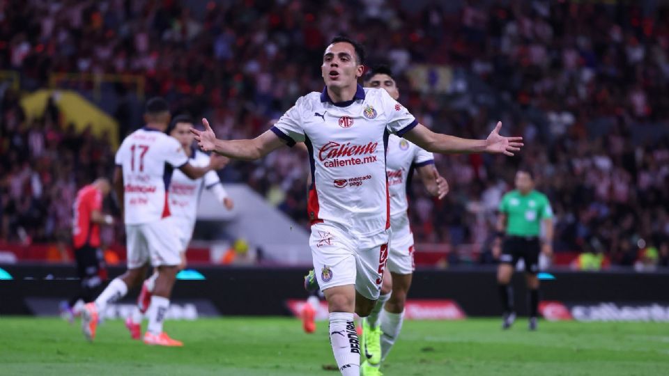 Chivas renueva a Hugo Camberos, una de sus grandes promesas. El mediocampista firma por un año y medio más, con cláusula para una posible salida a Europa.