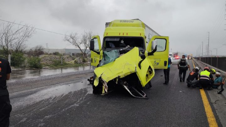 Muere hombre tras choque de tráileres en el Libramiento Noroeste