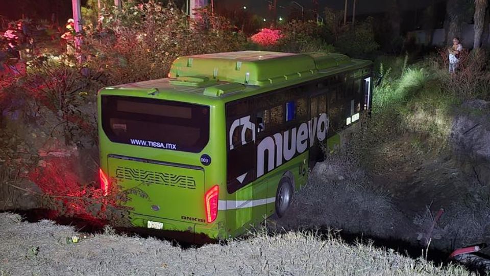 Camión urbano cae a canal en García | Facebook / Manuel Guerra Cavazos