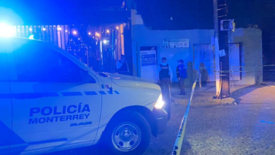 Dos hombres resultan heridos de bala tras riña en bar de Monterrey.