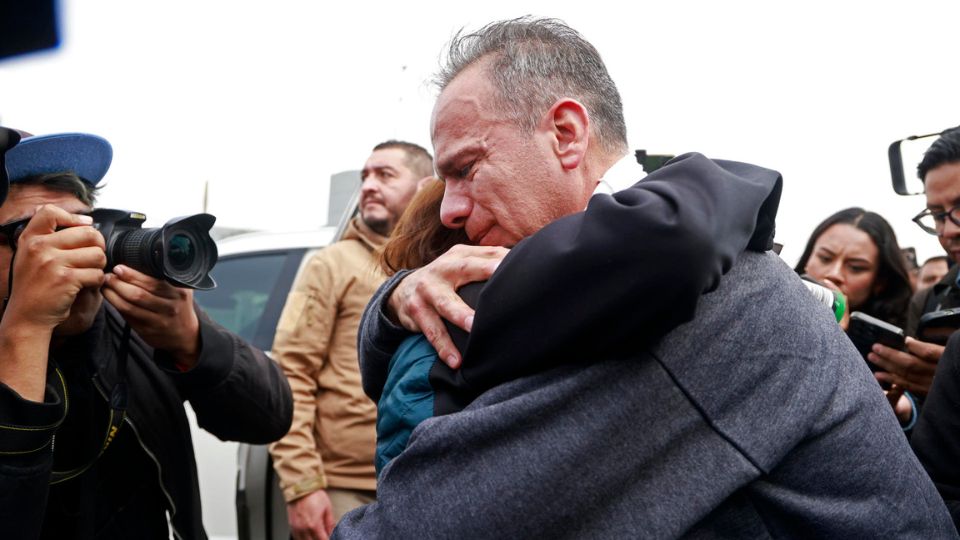 Israel Vallarta (d) es recibido por familiares y su abogado tras salir del penal del Altiplano | EFE/Felipe Gutiérrez