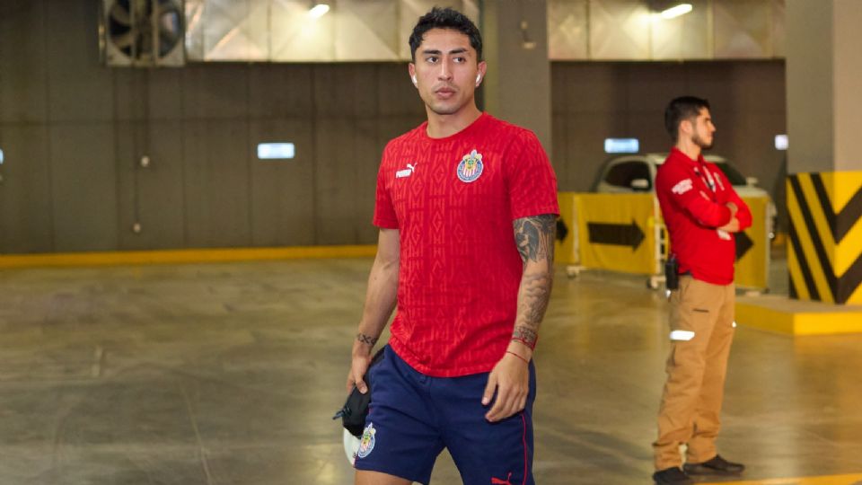Chivas confirma la baja de Omar Govea por lesión muscular en el muslo derecho