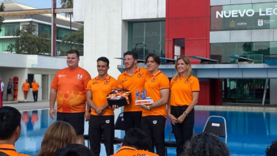 Samuel García y deportistas de Nuevo León.