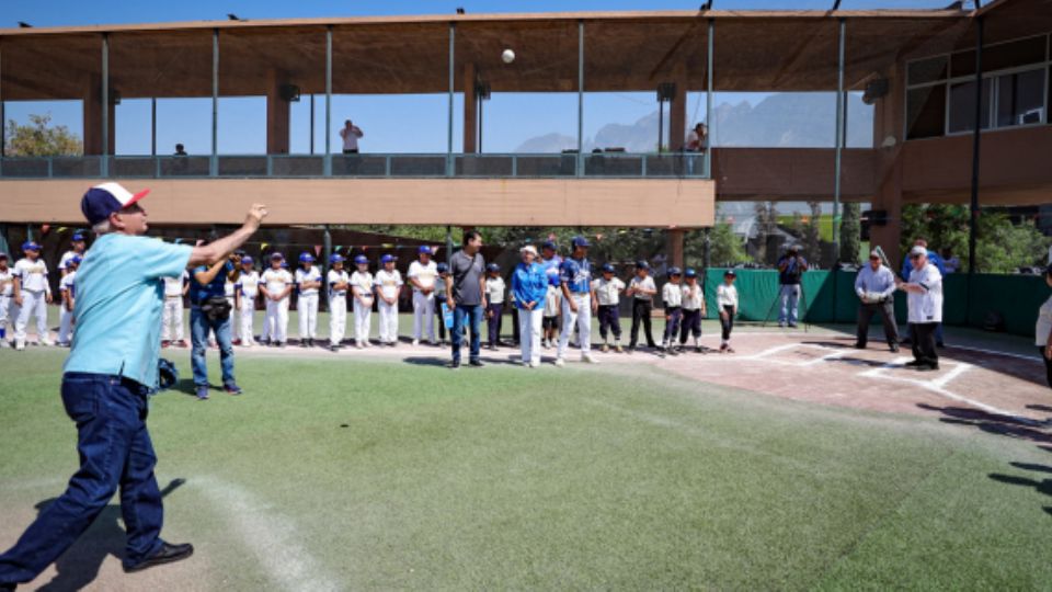 La copa forma parte de las actividades que impulsa el municipio para promover la práctica del béisbol en espacios públicos.