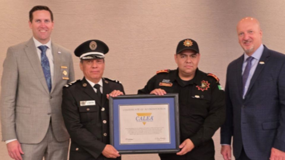Elementos de Fuerza Civil recibiendo reconocimiento de parte de autoridades.