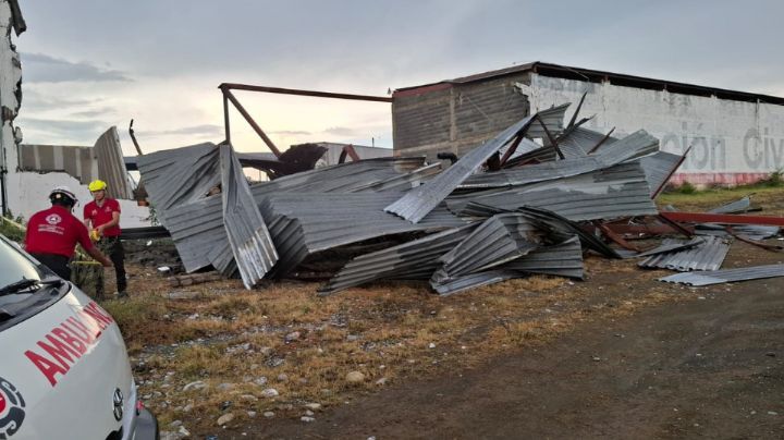 Tromba derriba bodega, árboles y deja casas sin techo en Montemorelos