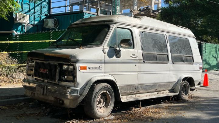 Vehículos abandonados proliferan en el Centro de Monterrey