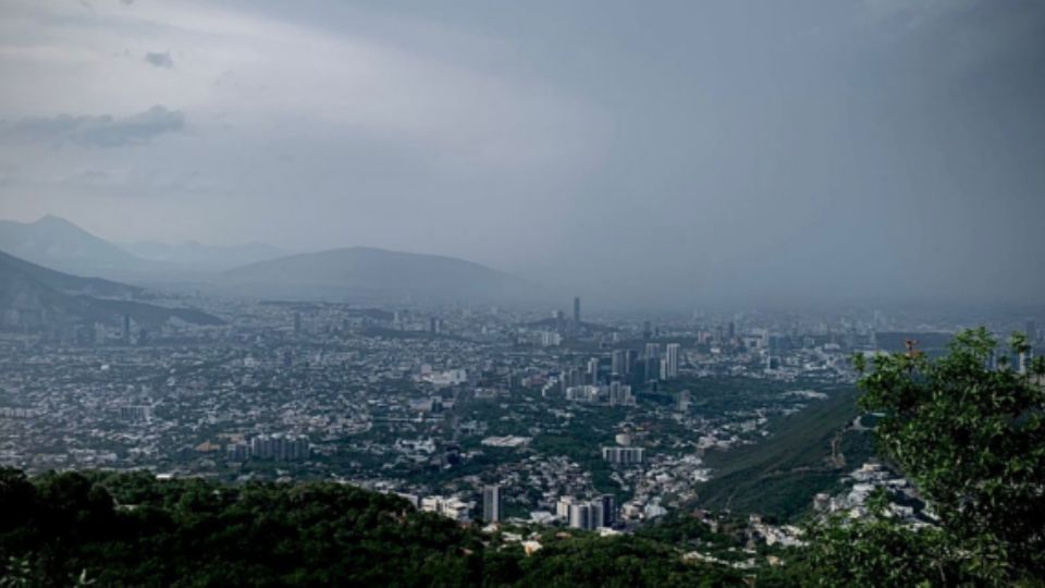 Cielo nublado avisa de fuerte lluvia en Monterrey.