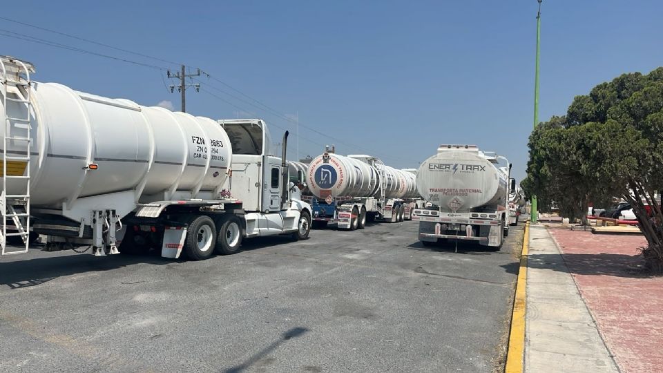 Terminal de Pemex en Santa Catarina se satura por la escasez de gasolina.