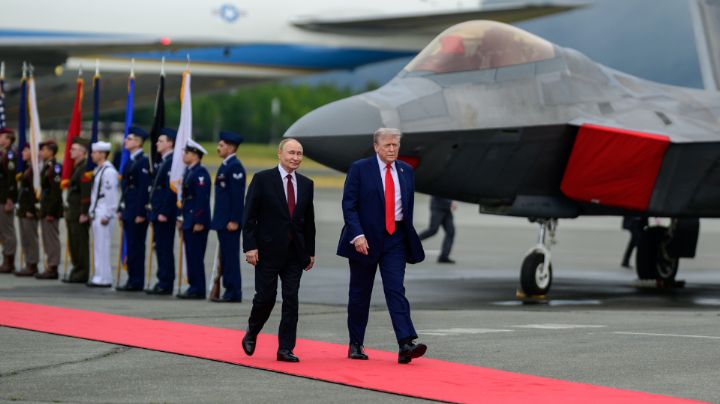 Con alfombra roja, Donald Trump recibe a Vladimir Putin en Alaska