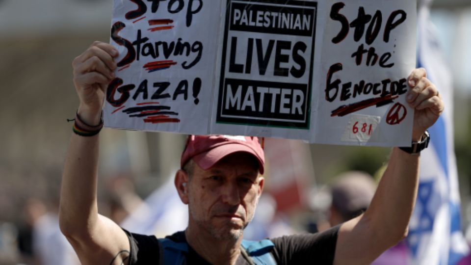 Protesta para exigir la liberación inmediata de los rehenes retenidos por Hamás y para pedir al gobierno israelí que detenga la guerra en Gaza.