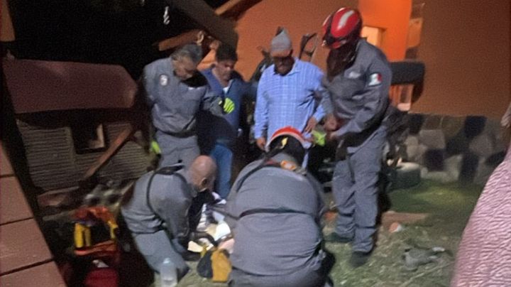 Muere persona tras desbarrancar razor y caer sobre cabaña en Santiago
