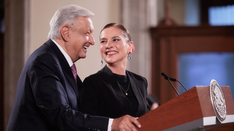 Beatriz Gutiérrez Müller junto a Andrés Manuel López Obrador | Facebook / Beatriz Gutiérrez Müller 

