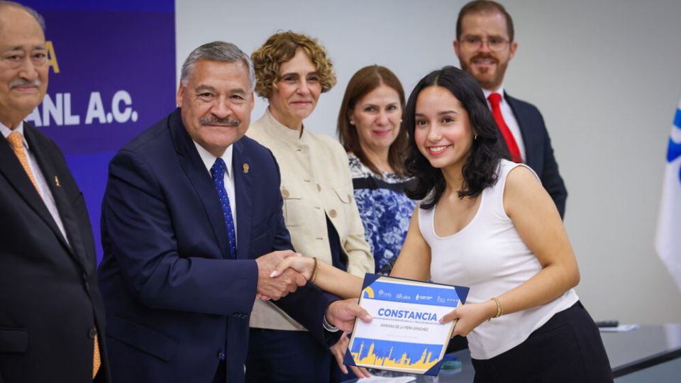 Viajarán estudiantes de UANL a perfeccionar idioma inglés.