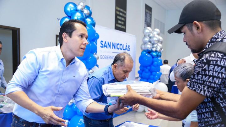 Cada alcalde imprime su sello: Daniel Carrillo aprueba útiles con colores partidistas